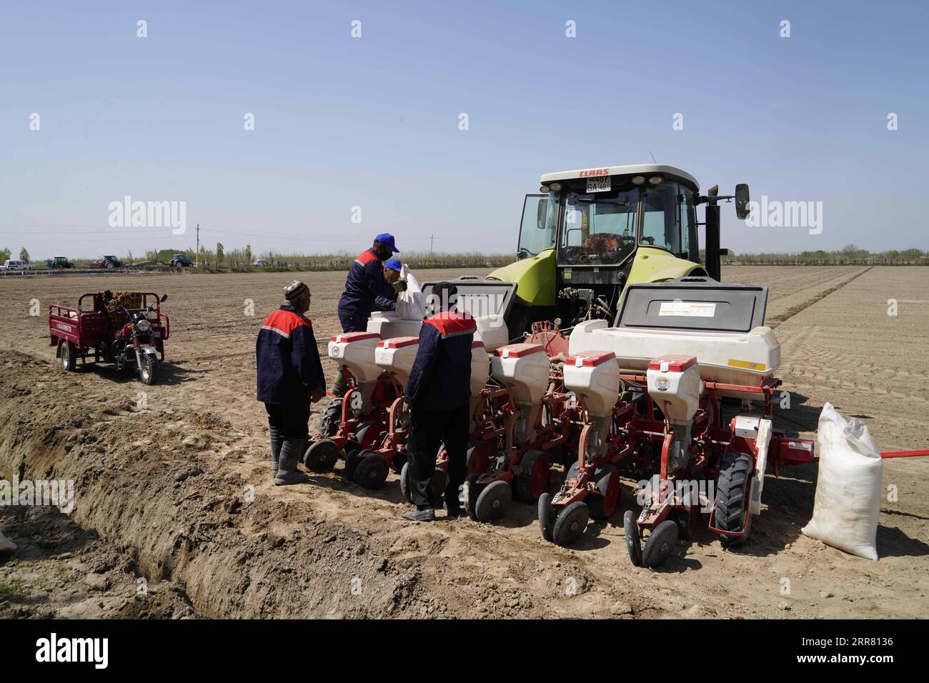 210411 -- FERGANA, 11 aprile 2021 -- i tecnici riempiono i semi di cotone in una seminatrice nella regione di Fergana, Uzbekistan, 9 aprile 2021. Foto di /Xinhua UZBEKISTAN-FERGANA-COTTON-FARMING ZafarxKhalilov PUBLICATIONxNOTxINxCHN Foto Stock