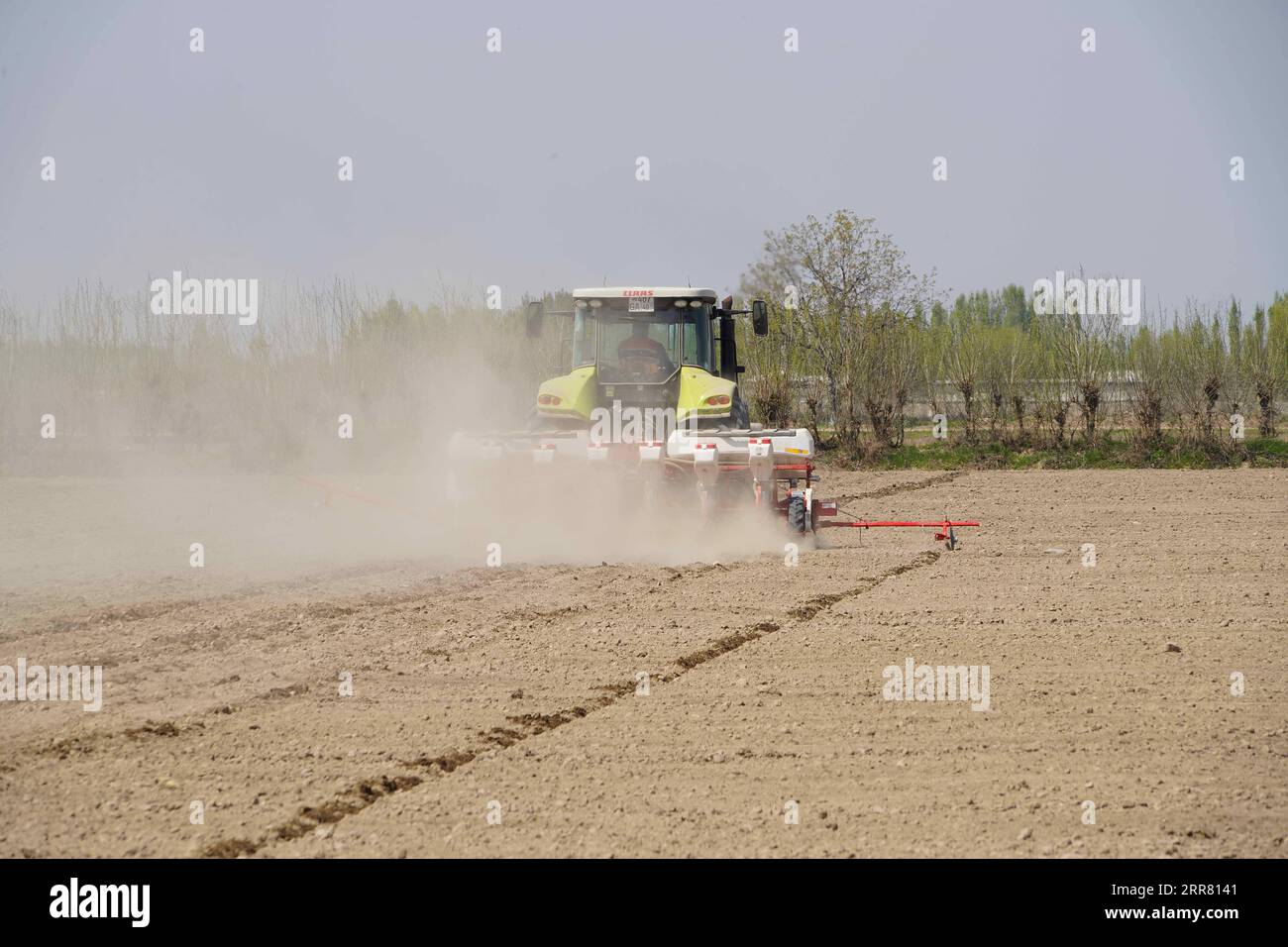 210411 -- FERGANA, 11 aprile 2021 -- Un tecnico alla guida di una seminatrice scava semi di cotone nella regione di Fergana, Uzbekistan, 9 aprile 2021. Foto di /Xinhua UZBEKISTAN-FERGANA-COTTON-FARMING ZafarxKhalilov PUBLICATIONxNOTxINxCHN Foto Stock