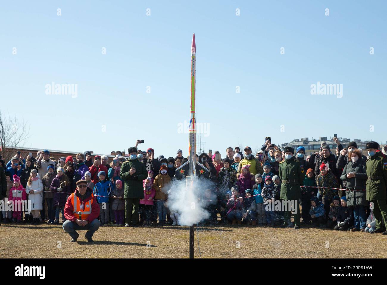 210412 -- ST. PETERSBURG, 12 aprile 2021 -- gli appassionati di razzi assistono al lancio di un modello di razzo in commemorazione del 60° anniversario del primo volo spaziale umano a St. Pietroburgo, Russia, 11 aprile 2021. Foto di /Xinhua RUSSIA-ST. PIETROBURGO - PRIMO VOLO SPAZIALE UMANO - COMMEMORAZIONE DEL 60° ANNIVERSARIO IRINAXMOTINA PUBLICATIONXNOTXINXCHN Foto Stock