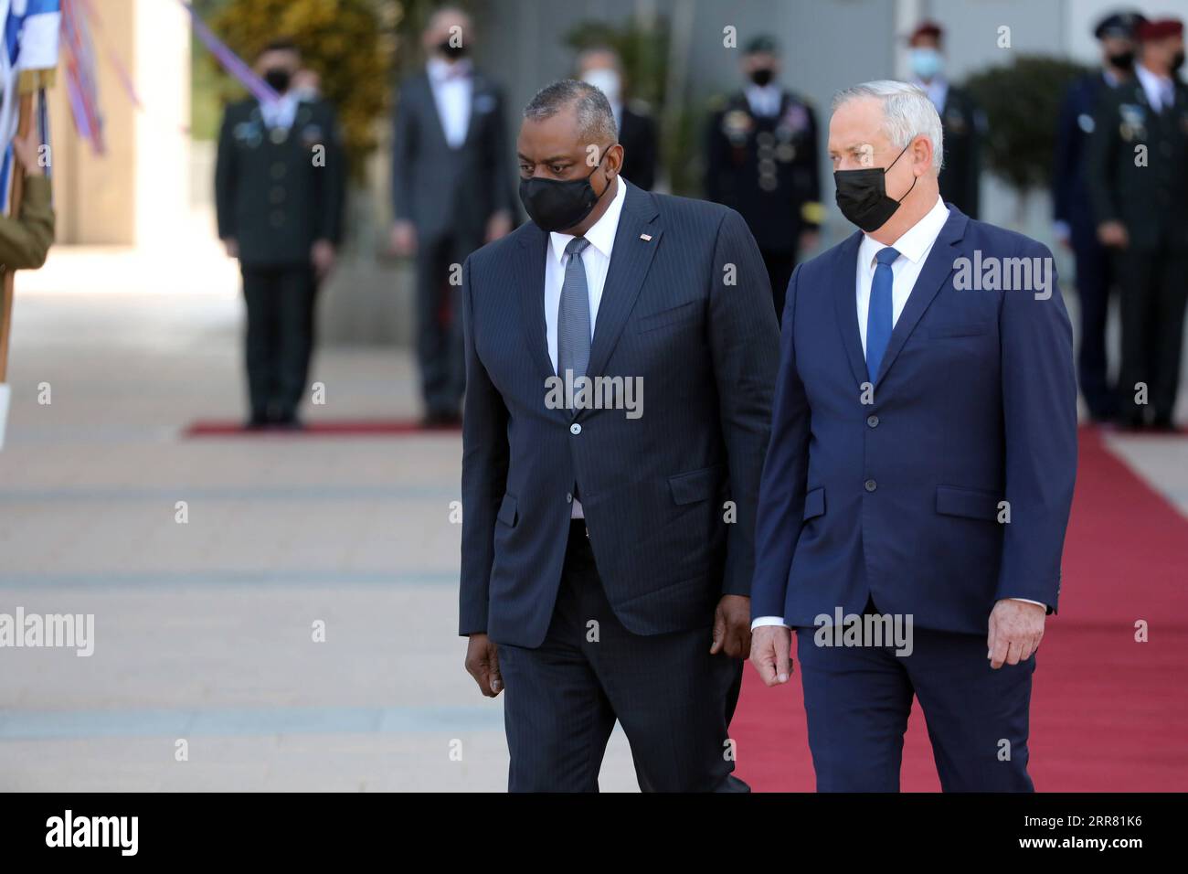 210412 -- TEL AVIV, 12 aprile 2021 -- il segretario della difesa statunitense Lloyd Austin L e il ministro della difesa israeliano Benny Gantz sono visti in una cerimonia alla base militare Kirya a Tel Aviv, Israele, l'11 aprile 2021. Il segretario alla difesa statunitense Lloyd Austin ha iniziato una visita di due giorni in Israele domenica, nella prima visita ufficiale di un funzionario degli Stati Uniti dall'inaugurazione del presidente Joe Biden a gennaio. /JINI via Xinhua ISRAEL-TEL AVIV-U.S.-LLOYD AUSTIN-VISIT GideonxMarkowicz PUBLICATIONxNOTxINxCHN Foto Stock