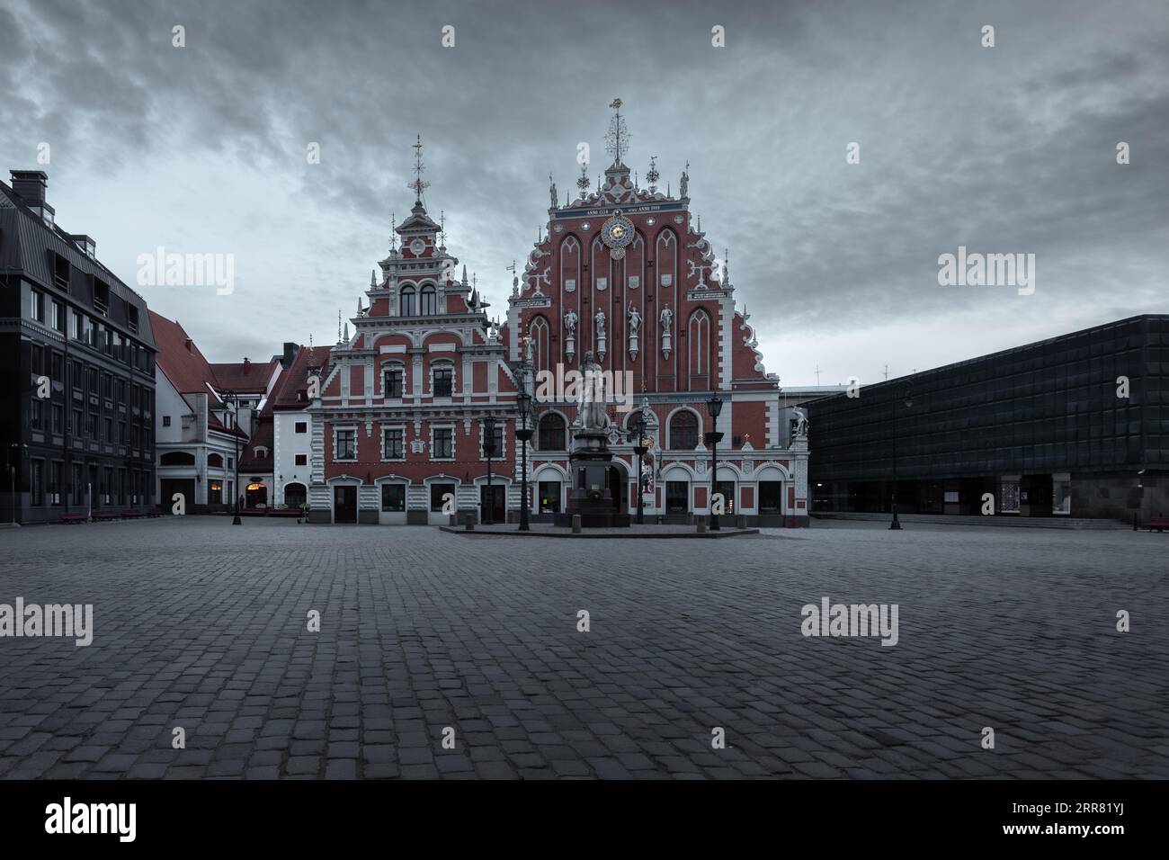 Una pittoresca piazza circondata da una varietà di edifici d'epoca Foto Stock