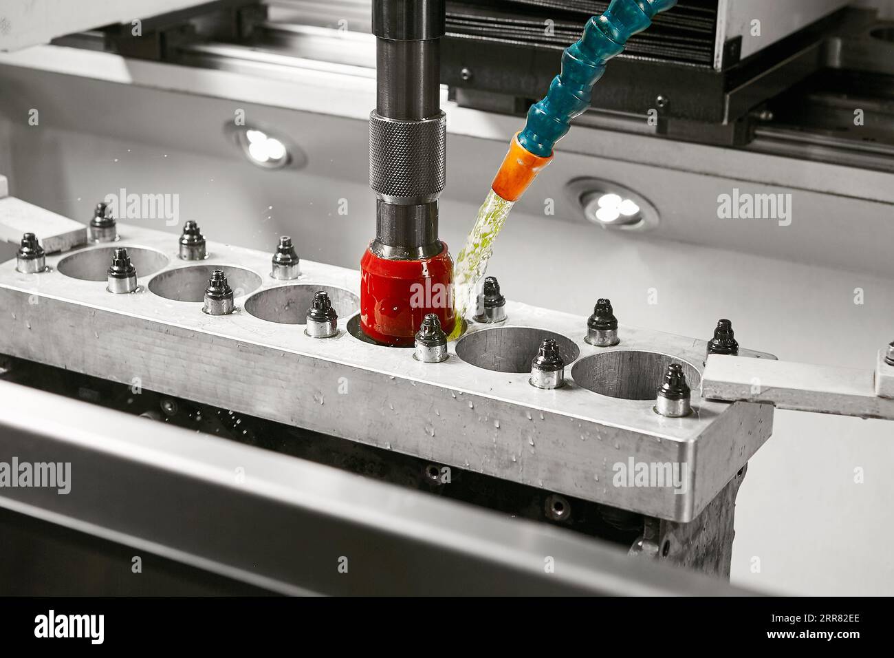 Lavoro della macchina per levigatura cilindri. Foratura diamantata dei dettagli dell'auto su una macchina CNC. Foto Stock