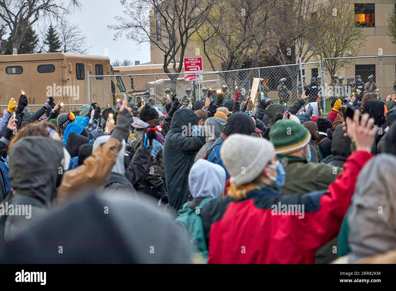 210414 -- WASHINGTON, 14 aprile 2021 -- i manifestanti si riuniscono fuori dal Brooklyn Center Police Department nel Brooklyn Center, Minnesota, Stati Uniti, 13 aprile 2021. Le proteste continuarono giorni dopo che un agente di polizia uccise Daunte Wright, un uomo nero di 20 anni, in una fermata del traffico al Brooklyn Center, nello stato degli Stati Uniti, Minnesota. Foto di /Xinhua U.S.-MINNESOTA-BROOKLYN CENTER-PROTESTA MatthewxMcIntosh PUBLICATIONxNOTxINxCHN Foto Stock