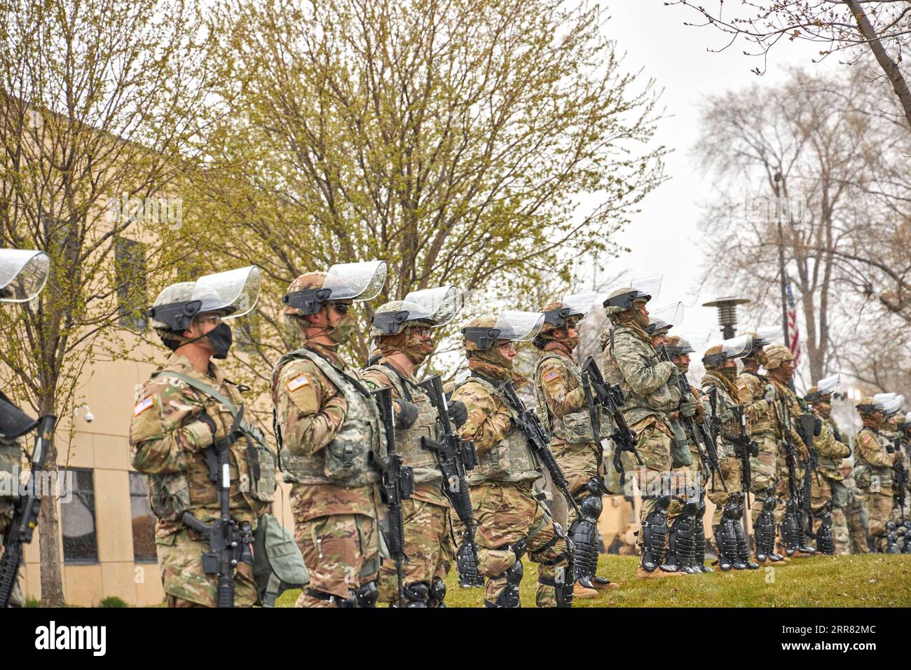 210414 -- WASHINGTON, 14 aprile 2021 -- la Guardia Nazionale del Minnesota sta di guardia durante una protesta al Brooklyn Center, Minnesota, Stati Uniti, 13 aprile 2021. Le proteste continuarono giorni dopo che un agente di polizia uccise Daunte Wright, un uomo nero di 20 anni, in una fermata del traffico al Brooklyn Center, nello stato degli Stati Uniti, Minnesota. Foto di /Xinhua U.S.-MINNESOTA-BROOKLYN CENTER-PROTESTA MatthewxMcIntosh PUBLICATIONxNOTxINxCHN Foto Stock