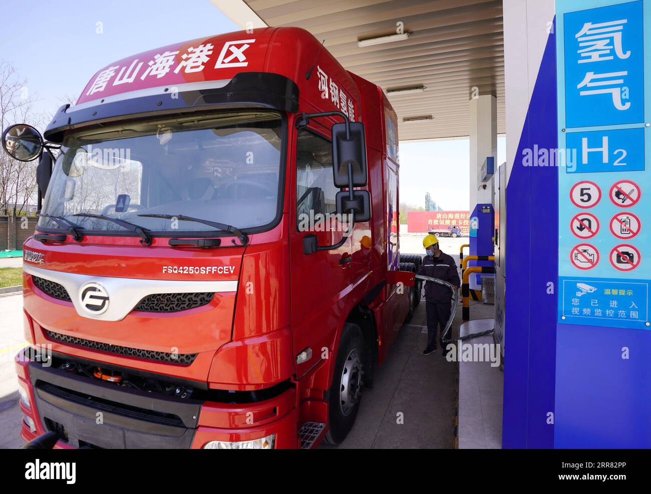 210414 -- TANGSHAN, 14 aprile 2021 -- Un lavoratore rifornisce un camion pesante alimentato a idrogeno in una stazione a idrogeno nella zona di sviluppo economico di Tangshan Haigang a Tangshan, provincia di Hebei, 14 aprile 2021. Mercoledì sono stati introdotti cinque camion pesanti alimentati a idrogeno dalla zona di sviluppo economico di Tangshan Haigang. La flotta di veicoli industriali è tra i primi tentativi della zona di ottimizzare la struttura industriale e il consumo energetico sostituendo gradualmente il carburante diesel con le celle di alimentazione a idrogeno più ecologiche. CHINA-HEBEI-TANGSHAN-AUTOCARRI ALIMENTATI A IDROGENO CN YANG Foto Stock