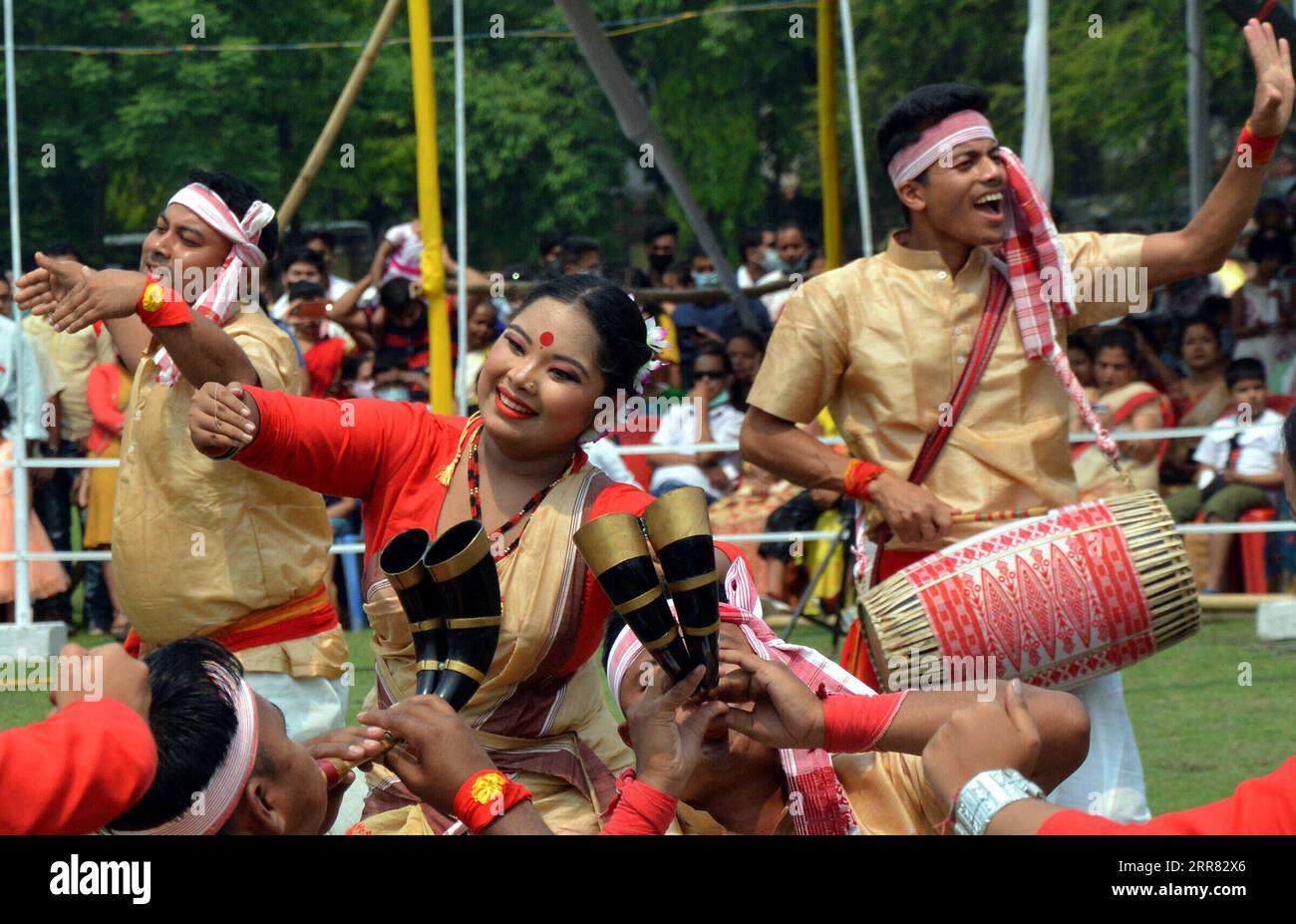 210414 -- GUWAHATI, 14 aprile 2021 -- la gente esegue Bihu, una danza popolare, durante il Rangoli Bihu Festival nella città di Guwahati, nello stato nord-orientale dell'Assam, il 14 aprile 2021. Str/Xinhua INDIA-GUWAHATI-BIHU DANCE Stringer PUBLICATIONxNOTxINxCHN Foto Stock