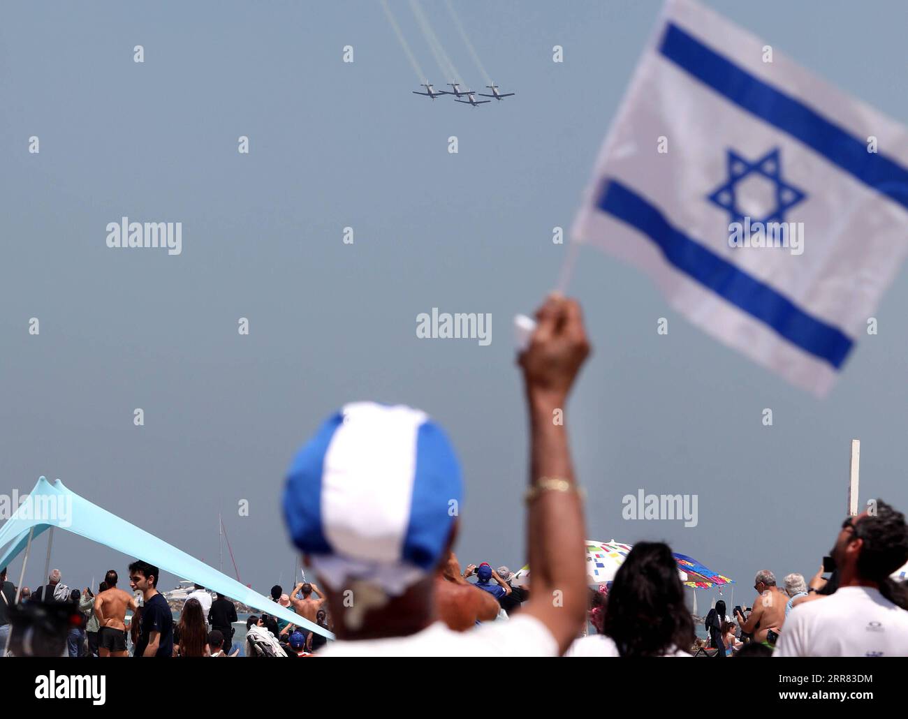 Israele, Feierlichkeiten am Unabhängigkeitstag a Tel AVIV 210415 -- TEL AVIV, 15 aprile 2021 -- gli israeliani assistono a uno spettacolo aereo, che fa parte delle celebrazioni per il 73° giorno dell'indipendenza di Israele a Tel Aviv, Israele il 15 aprile 2021. Via Xinhua ISRAEL-TEL AVIV-GIORNO DELL'INDIPENDENZA GideonxMarkowicz/JINI PUBLICATIONxNOTxINxCHN Foto Stock