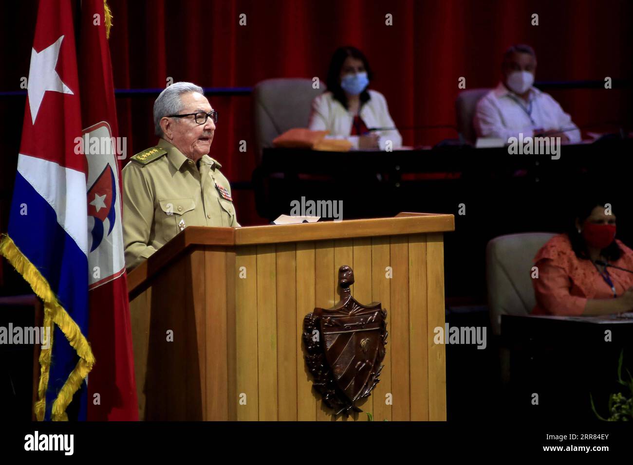 210417 -- L'AVANA, 17 aprile 2021 -- primo segretario del Comitato centrale del Partito Comunista di Cuba il PCC Raul Castro presenta il rapporto chiave nel giorno di apertura dell'ottavo Congresso del PCC a l'Avana, capitale di Cuba, 16 aprile 2021. Castro venerdì ha annunciato che si ritirerà come capo del partito. Ariel Royero/Prensa Latina/Handout via CUBA-HAVANA-RAUL CASTRO-RETIREMENT-ANNOUNCEMENT Xinhua PUBLICATIONxNOTxINxCHN Foto Stock