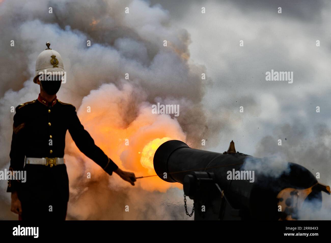 210417 -- LA VALLETTA, 17 aprile 2021 -- Un cannone viene sparato contro la batteria di saluto durante una cerimonia come omaggio al defunto principe britannico Filippo, a la Valletta, Malta, il 17 aprile 2021. Foto di /Xinhua MALTA-VALLETTA-UK S PRINCE PHILIP-DEATH-TRIBUTE JonathanxBorg PUBLICATIONxNOTxINxCHN Foto Stock