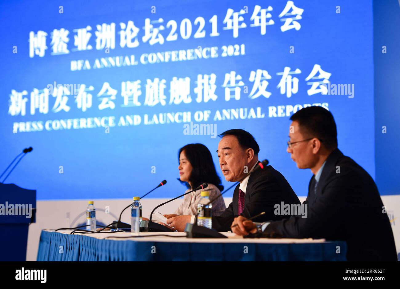 210418 -- BOAO, 18 aprile 2021 -- li Baodong, Segretario generale del Boao Forum for Asia BFA, parla alla conferenza stampa della conferenza annuale 2021 BFA a Boao Town, nella provincia di Hainan, nella Cina meridionale, il 18 aprile 2021. Oltre 2.600 delegati, tra cui funzionari governativi, imprenditori e studiosi di oltre 60 paesi e regioni, parteciperanno di persona alla conferenza annuale BFA 2021. Alla conferenza parteciperanno circa 1.200 giornalisti provenienti da 160 organizzazioni mediatiche in 18 paesi e regioni. CONFERENZA ANNUALE CHINA-HAINAN-BFA CN GUOXCHENG PUBLICATIONXNOTXINXCHN Foto Stock