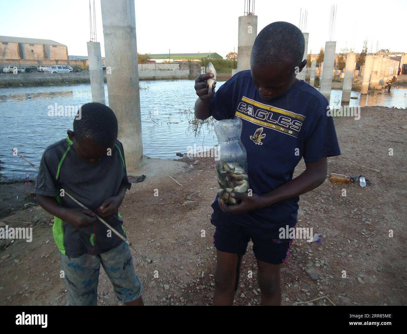 210419 -- LUSAKA, 19 aprile 2021 -- Douglas Mambwe R conta i pesci che ha pescato da una diga popolare nel complesso di Misisi, una baraccopoli nella capitale dello Zambia, Lusaka, il 12 aprile 2021. Foto di /Xinhua TO GO WITH Feature: Slum i bambini in Zambia aiutano a integrare le forniture di cibo domestico ZAMBIA-LUSAKA-SLUM BAMBINI-FISHING LillianxBanda PUBLICATIONxNOTxINxCHN Foto Stock