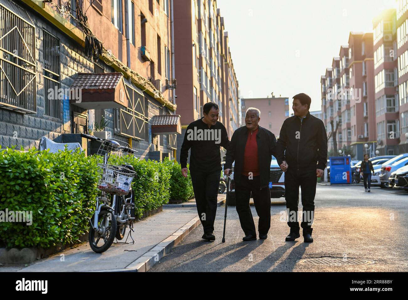 210424 -- TAIYUAN, 24 aprile 2021 -- Zhang Lianggui C, Zhang hai L e Zhang Shiqi fanno una passeggiata nella provincia dello Shanxi della Cina settentrionale, 22 aprile 2021. Zhang Lianggui, suo figlio Zhang hai e suo nipote Zhang Shiqi avevano tutti lavorato come minatori di carbone. La lunga storia di questa famiglia di minatori di carbone da tre generazioni incarna l'ascesa dell'industria mineraria del carbone cinese, da guidata dall'uomo a guidata dalla tecnologia. Quasi 90 anni, Zhang Lianggui è un minatore in pensione. Reclutato nel 1954, ricorda le dure condizioni di lavoro dei minatori di carbone, molti dei quali dovettero piegarsi in basso e stretto Foto Stock