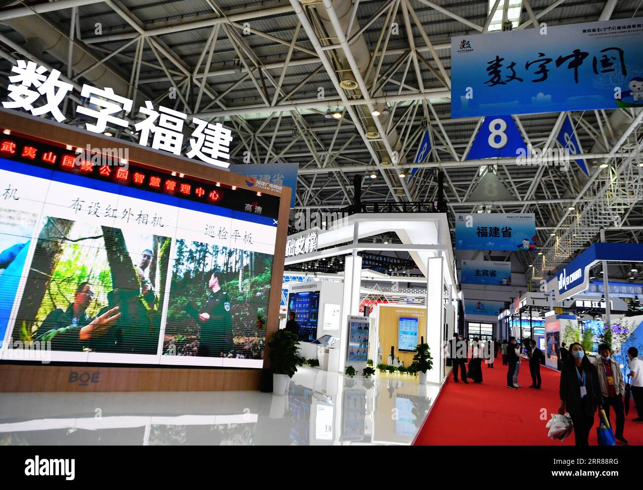 210425 -- FUZHOU, 25 aprile 2021 -- foto scattata il 25 aprile 2021 mostra la mostra dei risultati digitali durante il quarto Digital China Summit a Fuzhou, nella provincia del Fujian nella Cina sudorientale. Il quarto Digital China Summit ha avuto inizio domenica a Fuzhou, esponendo innovazioni nel settore dell'informazione e innovazioni nella trasformazione digitale. Tematico stimolando nuove dinamiche dei fattori di dati e intraprendendo un nuovo viaggio per la Cina digitale, il vertice mira a fornire una piattaforma per gli scambi di tecnologia digitale e cooperazione industriale. L'evento di due giorni, tenuto sia online che offline, co Foto Stock