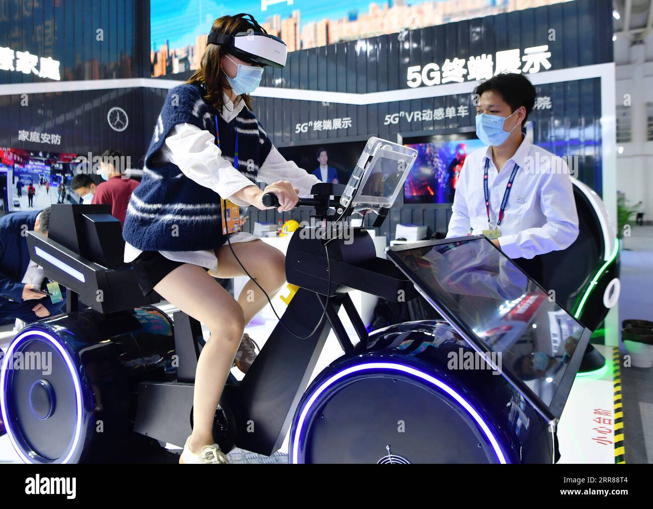 210425 -- FUZHOU, 25 aprile 2021 -- Un visitatore prova un filning VR basato sulla tecnologia 5G alla mostra Digital Achievements durante il quarto Digital China Summit a Fuzhou, nella provincia del Fujian nel sud-est della Cina, 25 aprile 2021. Il quarto Digital China Summit ha avuto inizio domenica a Fuzhou, esponendo innovazioni nel settore dell'informazione e innovazioni nella trasformazione digitale. Tematico stimolando nuove dinamiche dei fattori di dati e intraprendendo un nuovo viaggio per la Cina digitale, il vertice mira a fornire una piattaforma per gli scambi di tecnologia digitale e cooperazione industriale. La vigilia di due giorni Foto Stock