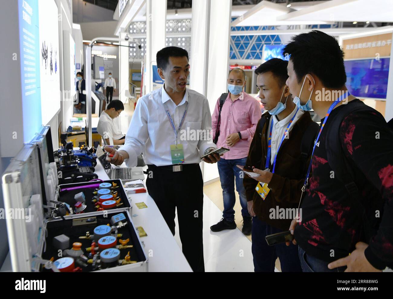 210425 -- FUZHOU, 25 aprile 2021 -- i visitatori visitano le mostre alla mostra Digital Achievements durante il quarto Digital China Summit a Fuzhou, nella provincia del Fujian della Cina sudorientale, 25 aprile 2021. Il quarto Digital China Summit ha avuto inizio domenica a Fuzhou, esponendo innovazioni nel settore dell'informazione e innovazioni nella trasformazione digitale. Tematico stimolando nuove dinamiche dei fattori di dati e intraprendendo un nuovo viaggio per la Cina digitale, il vertice mira a fornire una piattaforma per gli scambi di tecnologia digitale e cooperazione industriale. L'evento di due giorni, tenuto sia online che offli Foto Stock