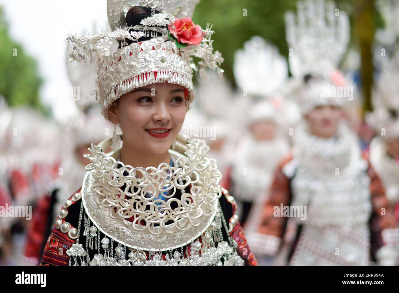 210425 -- TAIJIANG, 25 aprile 2021 -- Una ragazza del gruppo etnico Miao partecipa a una parata per celebrare il Miao Sisters Festival nella contea di Taijiang, nella prefettura autonoma di Qiandongnan Miao e Dong, nella provincia di Guizhou della Cina sud-occidentale, 25 aprile 2021. Riconosciuto come patrimonio culturale immateriale nazionale, il Miao Sisters Festival viene celebrato ogni anno intorno al 15° giorno del terzo mese lunare secondo il calendario lunare in Cina. CHINA-GUIZHOU-MIAO GRUPPO ETNICO-SORELLE FESTIVAL CN YANGXYING PUBLICATIONXNOTXINXCHN Foto Stock