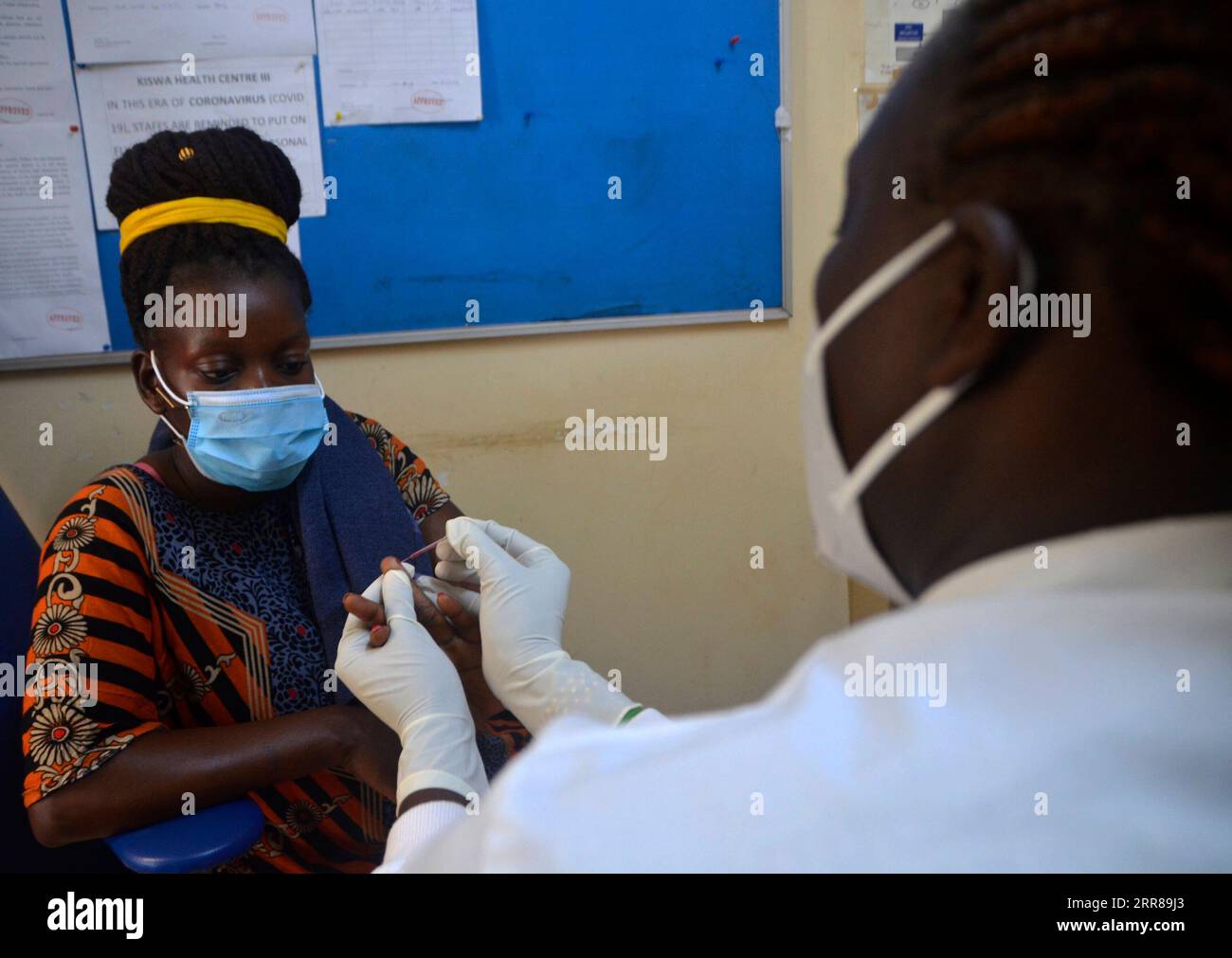 210426 -- KAMPALA, 26 aprile 2021 -- Un operatore sanitario esegue un test diagnostico rapido durante un campo di salute della malaria di un giorno a Kampala, Uganda, 26 aprile 2021. Foto di /Xinhua UGANDA-KAMPALA-MALARIA-TEST NicholasxKajoba PUBLICATIONxNOTxINxCHN Foto Stock