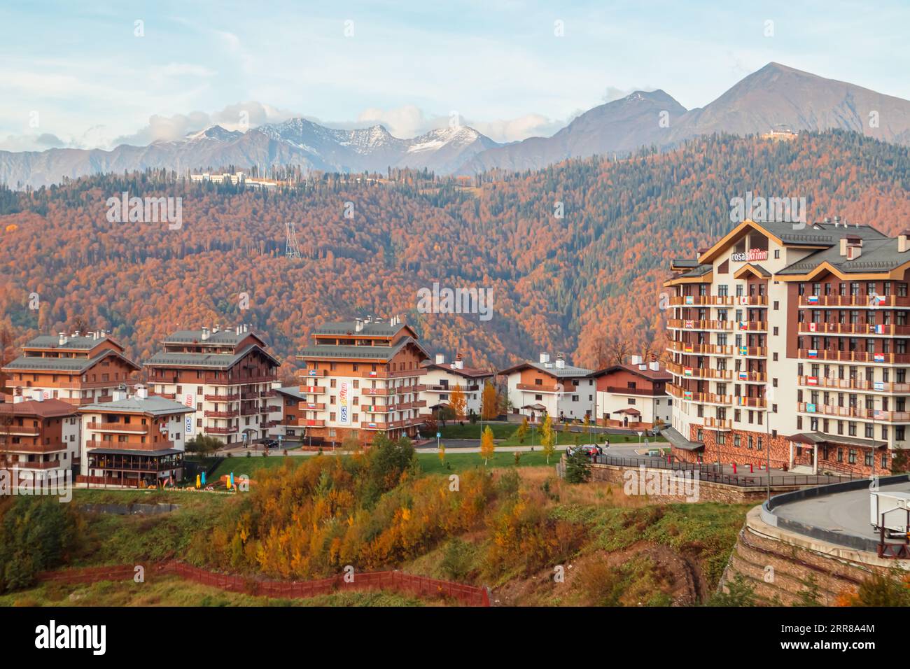 Chalet e hotel tradizionali in Rosa Khutor resort. Villaggio olimpico di montagna nelle montagne del Caucaso. Sochi, Esto-Sadok, Russia - Ottobre 14 Foto Stock