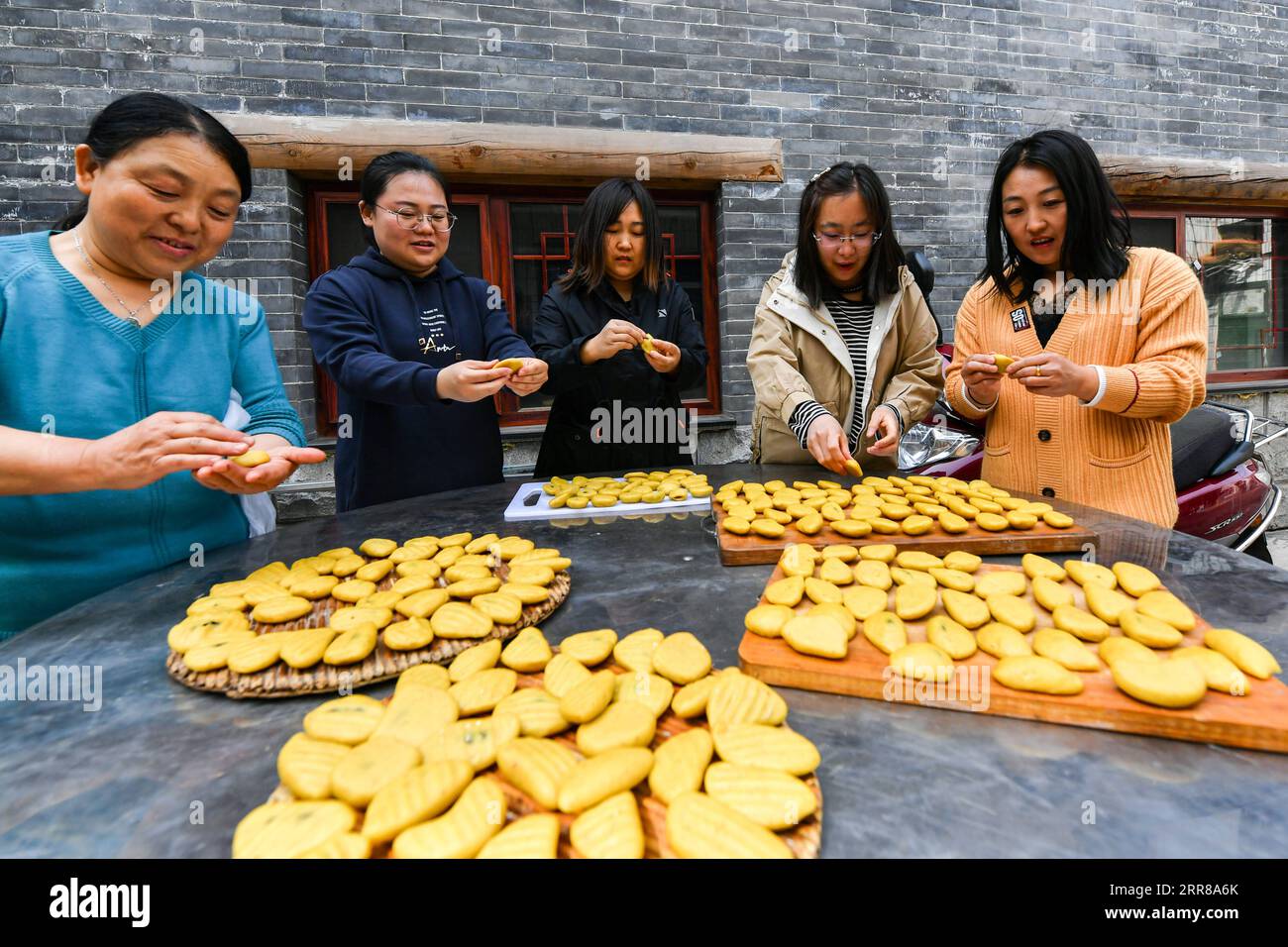 210427 -- TAIYUAN, 27 aprile 2021 -- i membri della famiglia preparano spuntini per il banchetto di compleanno di Hu Zaizhong al villaggio di Xuejiawan, contea di Liulin, città di Lyuliang nella provincia dello Shanxi della Cina settentrionale, il 24 aprile 2021. HU Zaizhong, che ha appena compiuto 100 anni, ricorda vividamente i suoi desideri in diverse fasi della sua vita: Avere cibo e vestiti decenti nei suoi primi giorni, insegnare quanti più allievi possibile nella sua età adulta, e godersi del tempo di qualità con la sua famiglia per gli ultimi anni. Tuttavia, Hu ha fatto un nuovo desiderio prima di soffiare le candele sulla sua torta di compleanno. Tutti i membri della famiglia allargata di Hu sono tornati a casa Foto Stock