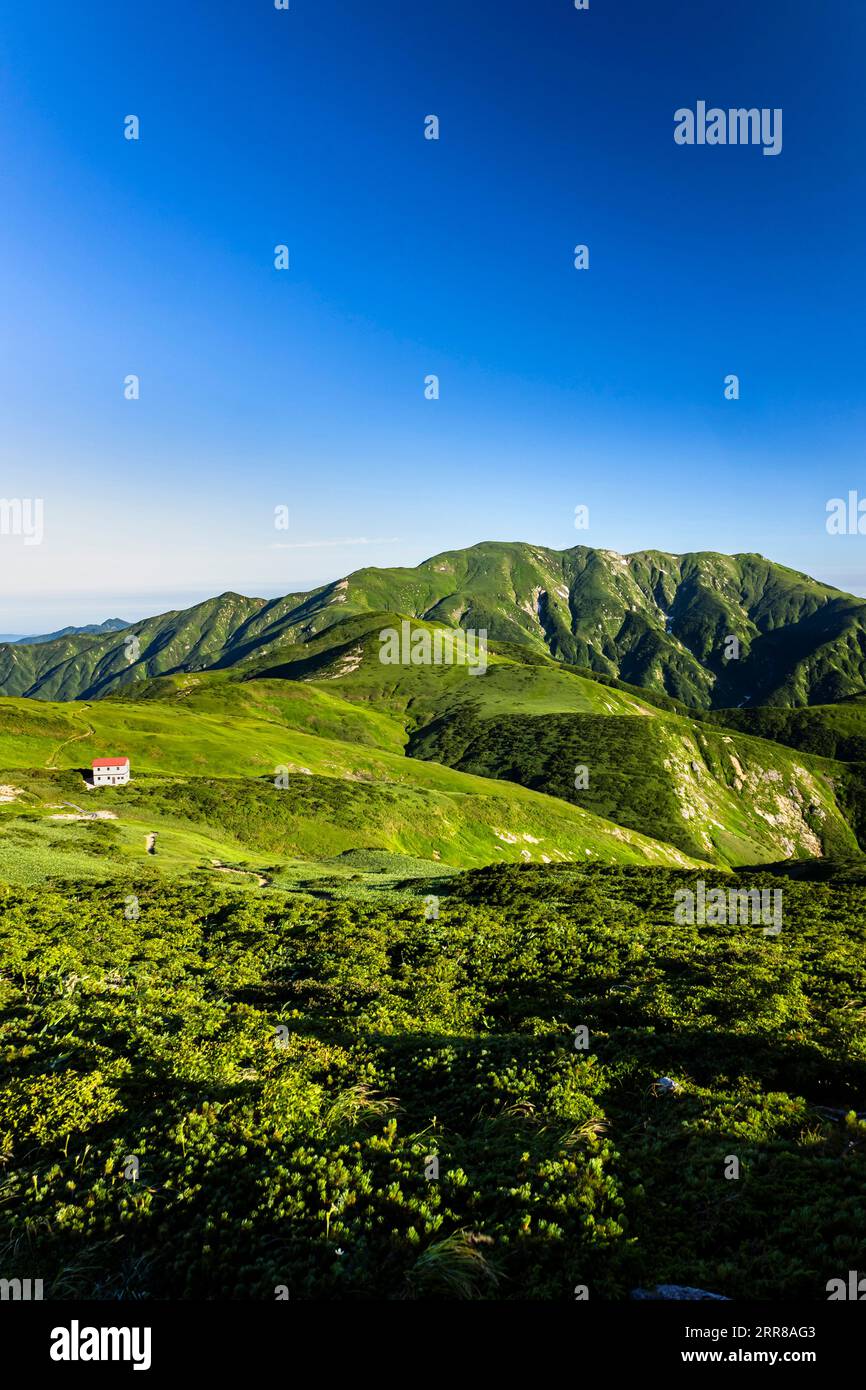 Catena montuosa di Asahi, monte Itoh (Itohdake) e rifugio, 100 montagne del Giappone, Yamagata, Tohoku, Giappone, Asia Foto Stock