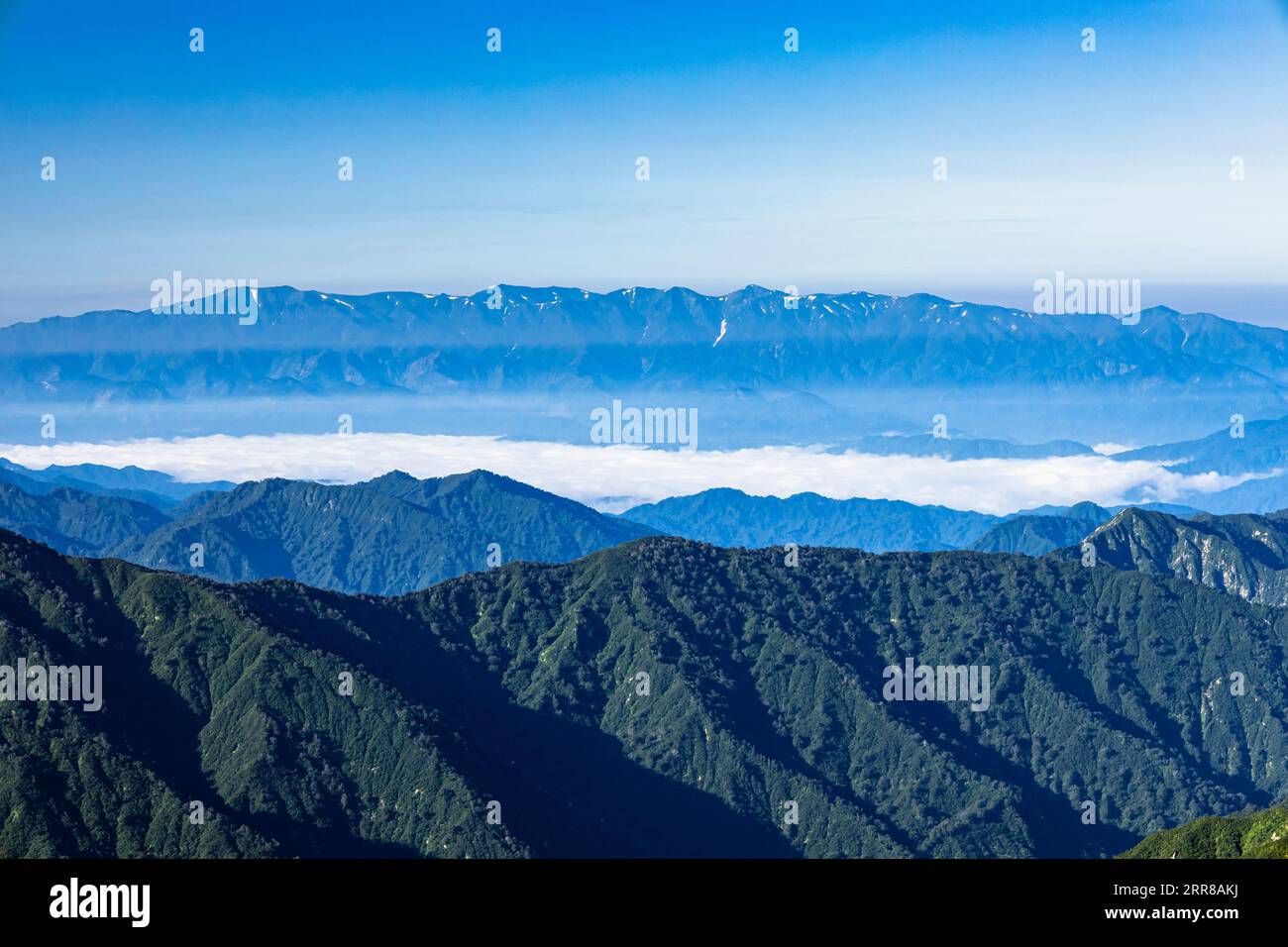 Trekking nella catena montuosa di Asahi, vista a distanza della catena montuosa di Iide, 100 montagne del Giappone, Yamagata, Tohoku, Giappone, Asia Foto Stock