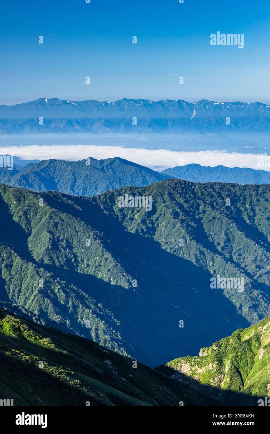 Trekking nella catena montuosa di Asahi, vista a distanza della catena montuosa di Iide, 100 montagne del Giappone, Yamagata, Tohoku, Giappone, Asia Foto Stock