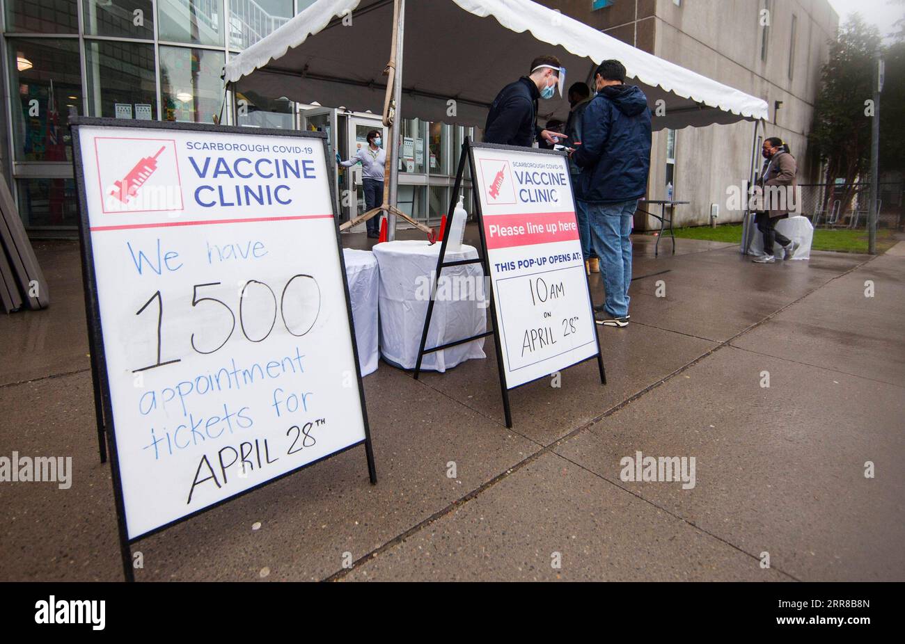 210428 -- TORONTO, 28 aprile 2021 -- le persone arrivano in una clinica di vaccinazione contro la COVID-19 a Toronto, Canada, il 28 aprile 2021. Il Canada ha riportato 5.071 nuovi casi di COVID-19 a partire da mercoledì pomeriggio, portando il numero totale a 1.200.057, tra cui 24.106 morti e 101.586 varianti, secondo CTV. Foto di /Xinhua CANADA-TORONTO-COVID-19 CASES-1,2 MLN ZouxZheng PUBLICATIONxNOTxINxCHN Foto Stock