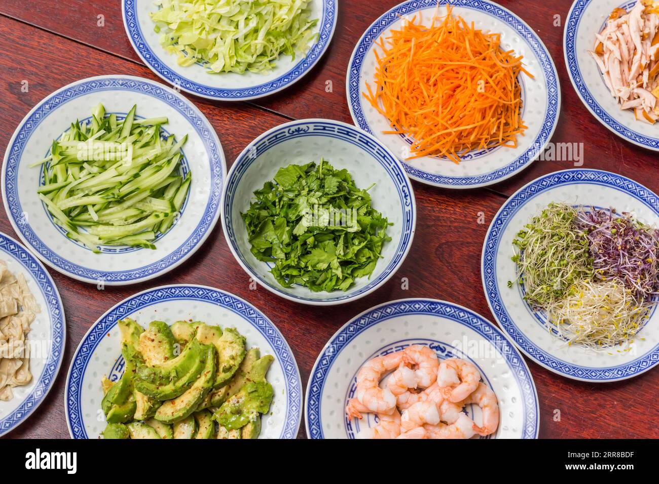 Diversi ingredienti per la cucina asiatica tradizionale su un tavolo di legno Foto Stock