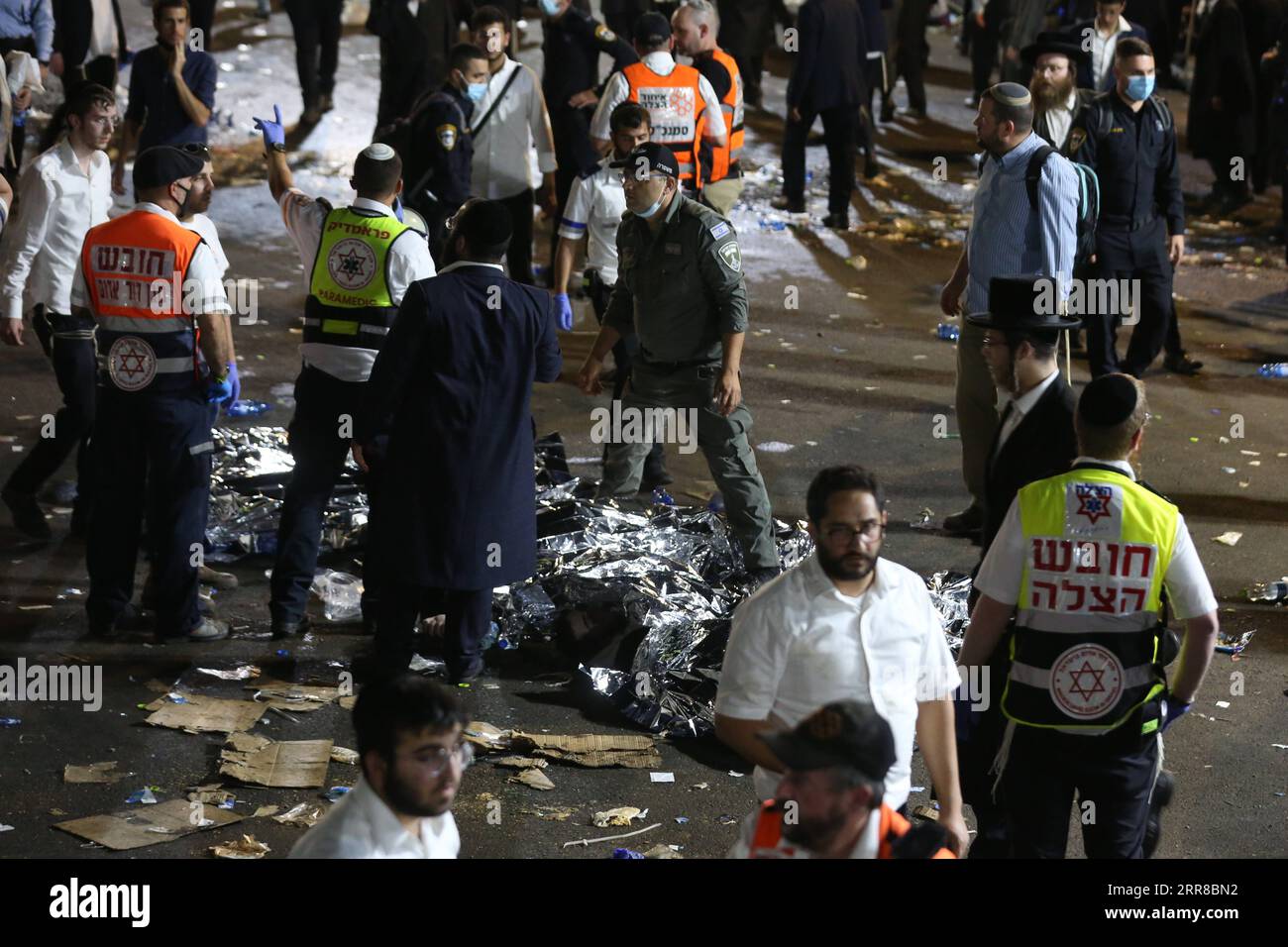 210430 -- GERUSALEMME, 30 aprile 2021 -- i soccorritori lavorano sul luogo di un incidente di fuga a Mount Meron, Israele, 30 aprile 2021. Un'apparente fuga si è verificata in un festival israeliano sovraffollato dopo la mezzanotte di giovedì, causando decine di vittime, hanno riferito i media locali. La tragedia, accaduta nel nord di Israele, ha causato 50 feriti e circa 20 in condizioni critiche, e molte persone sono temuti morti, il quotidiano Haaretz ha citato il servizio di ambulanza israeliano Magen David Adom come stima. La causa specifica non era immediatamente chiara, e i rapporti iniziali indicavano un crollo dello stand durante un concerto. Foto Stock