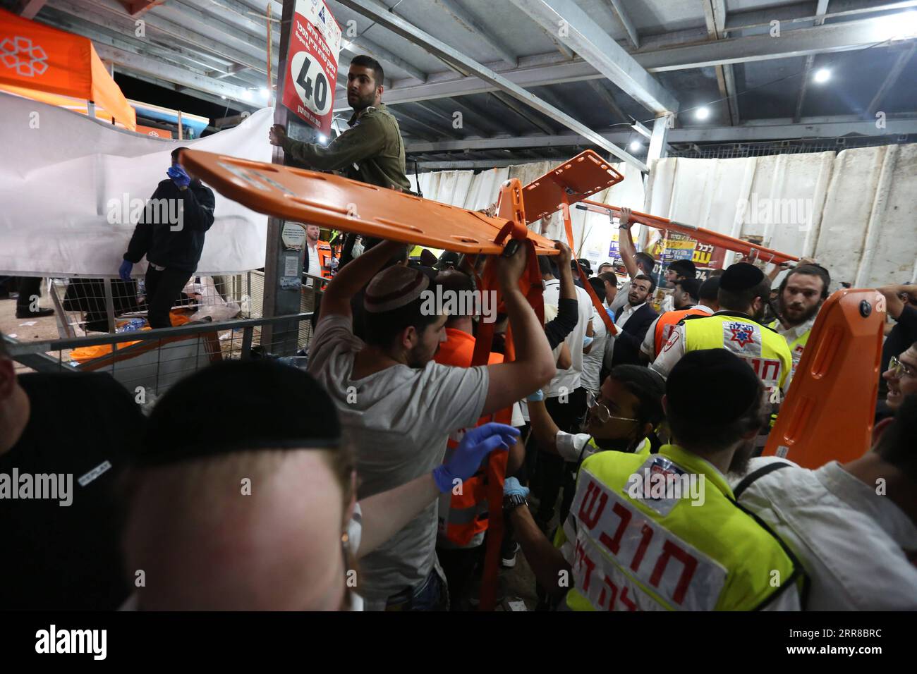 210430 -- MERON, 30 aprile 2021 -- i soccorritori lavorano sul sito di una fuga a Mount Meron, Israele, 30 aprile 2021. Almeno 44 persone sono state uccise e 103 ferite in una fuga dopo la mezzanotte di giovedì in un festival israeliano a cui hanno partecipato decine di migliaia di persone, hanno riferito i media locali. La tragedia è avvenuta nel Monte Meron, nel nord di Israele, durante il festival celebrato ogni anno alla vigilia della festa ebraica Lag BaOmer. /JINI via Xinhua ISRAEL-MOUNT MERON-STAMPEDE DavidxCohen PUBLICATIONxNOTxINxCHN Foto Stock