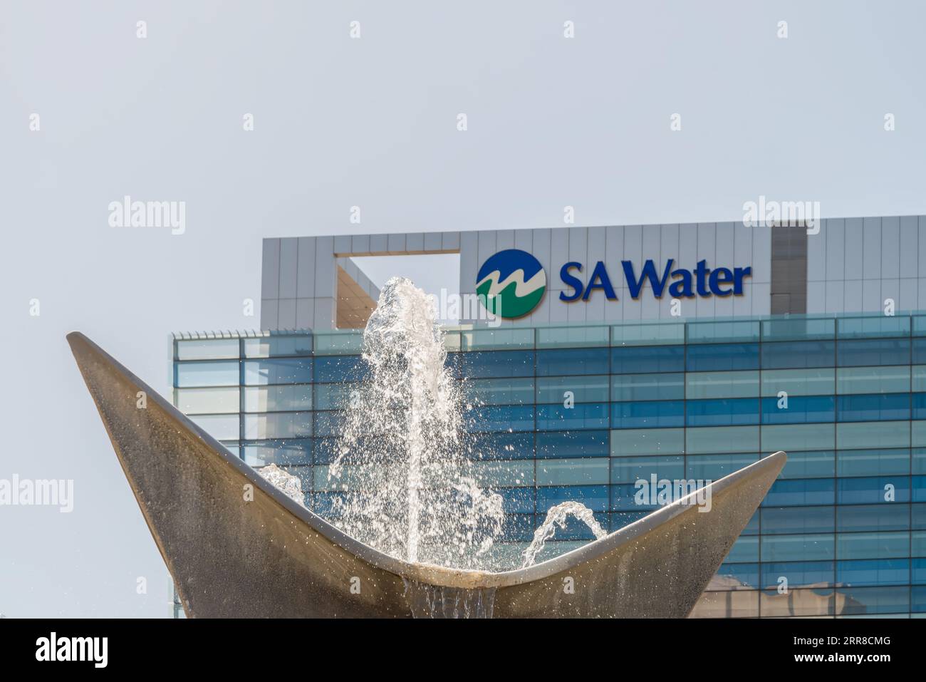 Adelaide, Australia meridionale - 27 settembre 2019: Fontana d'acqua di fronte all'edificio principale degli uffici SAWater in Victoria Square in un giorno Foto Stock