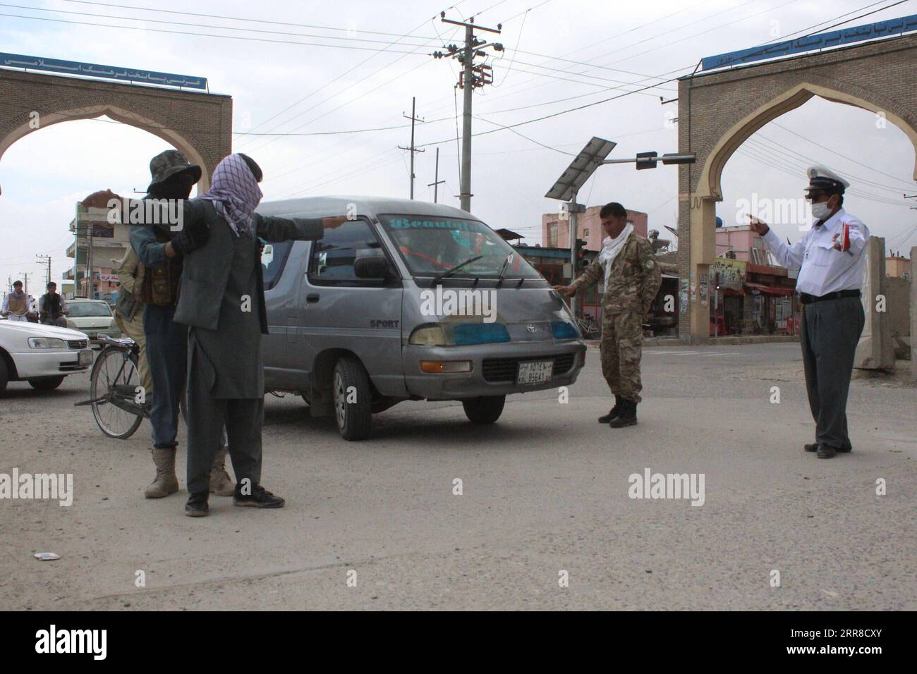 210502 -- GHAZNI, 2 maggio 2021 -- un poliziotto afghano controlla un uomo in un posto di controllo di sicurezza dopo che i talebani hanno sequestrato una base militare nella provincia di Ghazni, Afghanistan, 1 maggio 2021. I militanti talebani hanno sequestrato una base militare nella provincia di Ghazni nell'Afghanistan orientale, un membro del consiglio provinciale, Abdul Jamih Jami, ha detto sabato. Il funzionario ha anche detto che 25 personale di sicurezza erano spariti. /XINHHUA AFGHANISTAN-GHAZNI-ARMY BASE-SEIZED STR PUBLICATIONXNOTXINXCHN Foto Stock