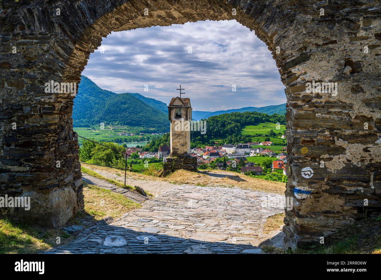 Santuario lungo la strada vicino a Rotes Tor Old Town Gate, Spitz, bassa Austria, Austria Foto Stock