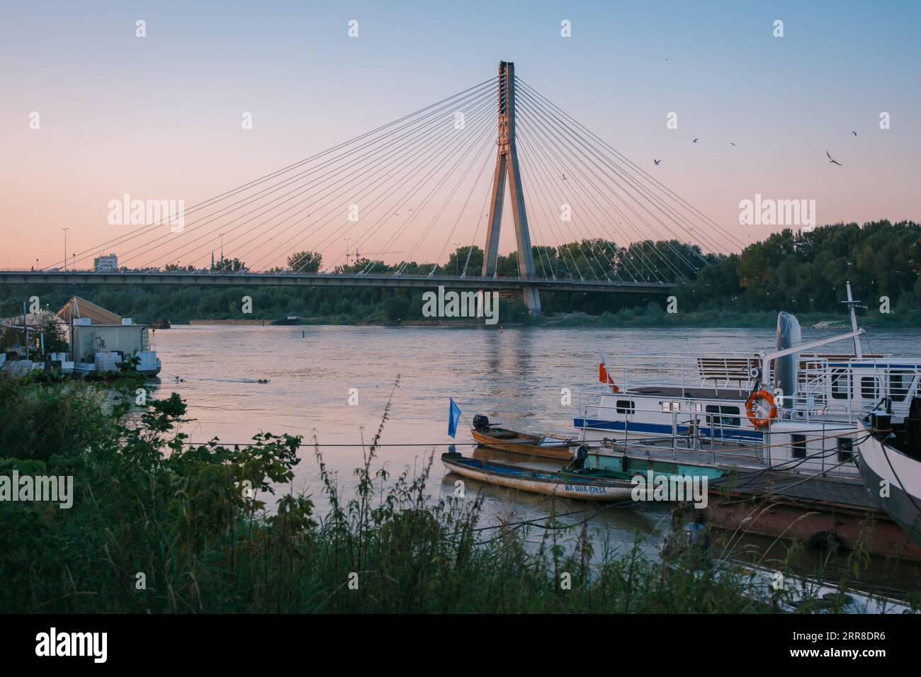 Vista del Ponte di Świętokrzyski al tramonto, lungo il fiume Vistola a Varsavia, Polonia Foto Stock