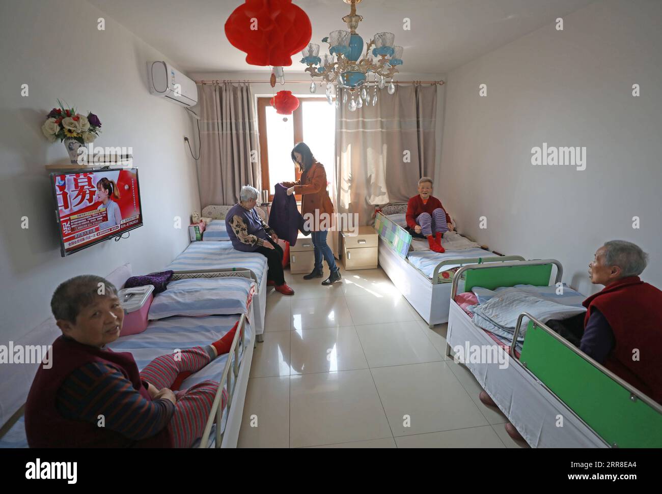 210504 -- SHENYANG, 4 maggio 2021 -- Chen si prende cura degli anziani nella casa di cura di Tianzhushan a Shenyang, capitale della provincia di Liaoning della Cina nordorientale, 21 aprile 2021. Chen si, 34, si è laureato all'Università di Harvard. Nel 2013, ha lasciato il suo lavoro a Wall Street ed è tornata nella sua città natale. Ed e' stato allora che ha iniziato un lavoro a tempo pieno come direttore di una casa di cura. All'inizio, molte persone non capivano il motivo per cui una giovane donna come lei prendeva una tale decisione e dubitavano che potesse prendersi cura degli anziani. Ci sono quasi 500 anziani nella casa di cura, con un Foto Stock