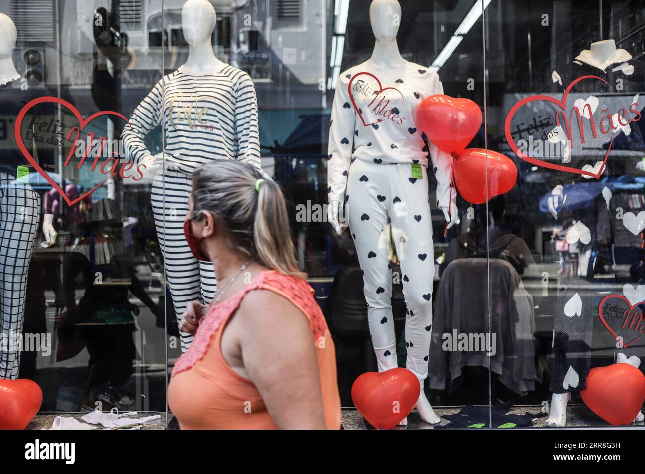 210507 -- SAN PAOLO, 7 maggio 2021 -- Una donna passa davanti a un negozio in mezzo all'epidemia di COVID-19 a San Paolo, Brasile, il 6 maggio 2021. Il Brasile giovedì ha riportato 2.550 ulteriori morti per COVID-19, aumentando il conteggio nazionale a 416.949, ha detto il Ministero della salute. Il ministero ha detto che sono stati rilevati altri 73.380 casi, portando il conteggio nazionale a 15.003.563. BRASILE-COVID-19-CASI CONFERMATI-15 MILIONI RahelxPatrasso PUBLICATIONxNOTxINxCHN Foto Stock