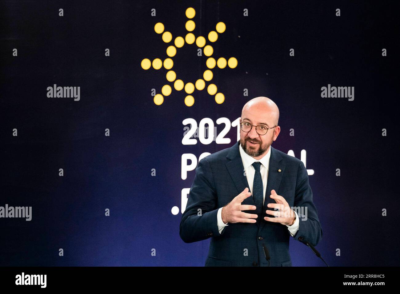 210509 -- LISBONA, 9 maggio 2021 -- il presidente del Consiglio europeo Charles Michel partecipa a una conferenza stampa durante il vertice sociale dell'Unione europea a Porto, Portogallo, 8 maggio 2021. Il Presidente della Commissione europea Ursula von der Leyen ha affermato sabato, al termine del vertice sociale dell'Unione europea tenutosi nella città portoghese di Porto, che i leader dei paesi dell'UE comprendono che le questioni più urgenti della rinuncia al brevetto sui vaccini contro COVID-19. Ventiquattro dei 27 capi di Stato e di governo dell'UE hanno partecipato alla riunione di due giorni per fissare l'agenda sociale del blocco f Foto Stock