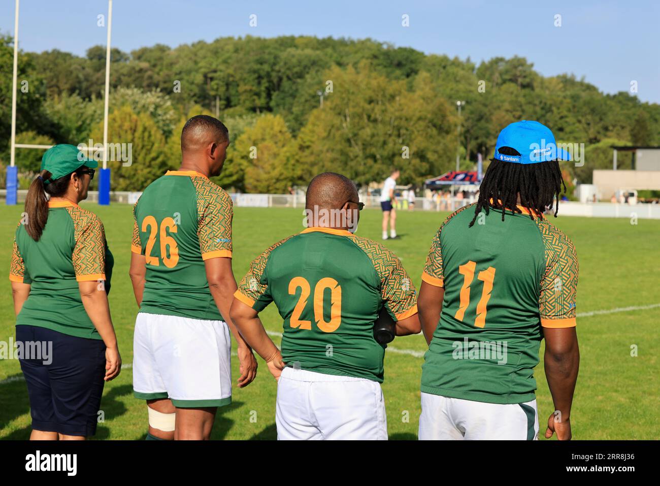 Sarlat, Francia. 4 settembre 2023. La Coppa del mondo di rugby 2023 dei parlamentari in Francia. Partita Irlanda - Sud Africa. La squadra parlamentare irlandese (in bianco) ha vinto la partita contro la squadra parlamentare sudafricana (in verde) nella calura e in un'atmosfera amichevole a Sarlat in Dordogna. Foto di Hugo Martin Alamy Live News. Foto Stock