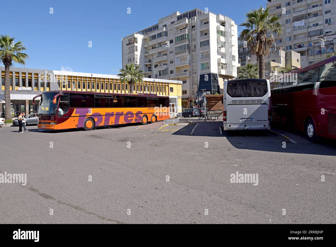 Gli autobus aspettano alla stazione degli autobus e dei treni di Durazzo, accanto al porto dei traghetti, Durazzo, Alabania Foto Stock