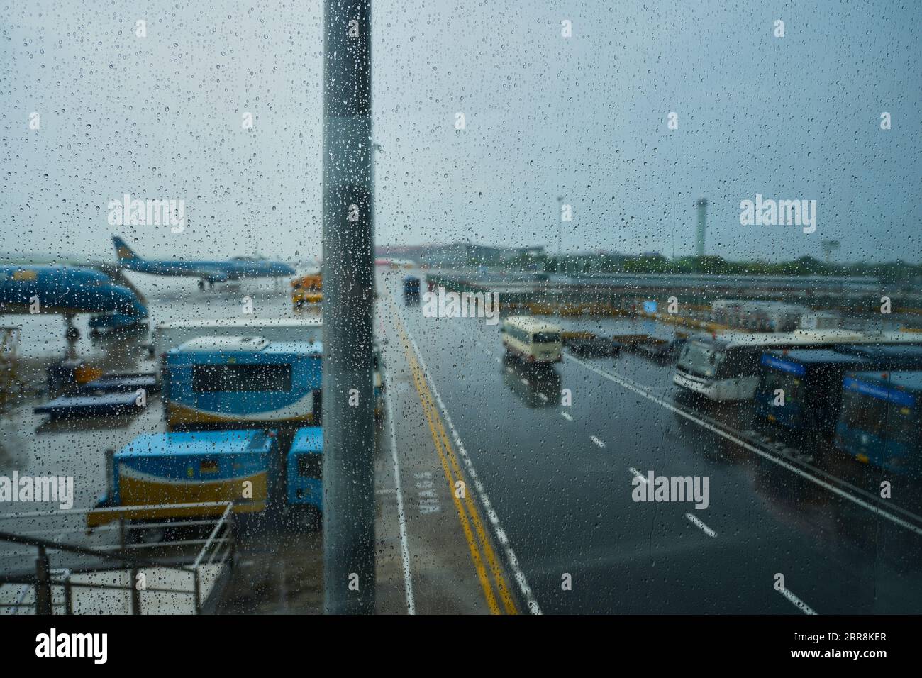 Vista di una giornata piovosa all'aeroporto di Hanoi dal ponte Foto Stock