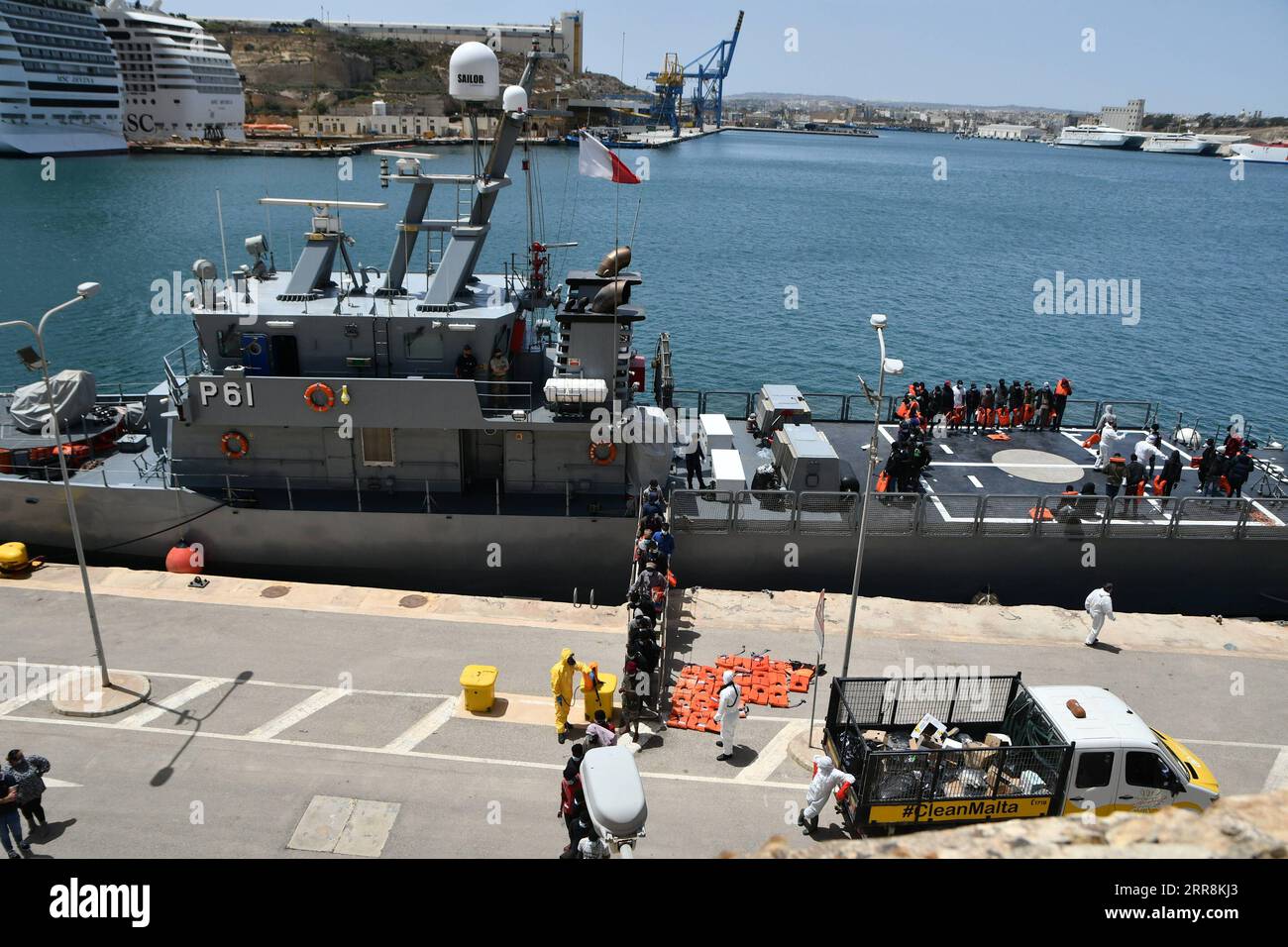 210512 -- SENGLEA, 12 maggio 2021 -- i migranti sono riportati a terra dalle forze Armate di Malta, a Senglea, a sud di Malta, l'11 maggio 2021. Un gruppo di circa 70 migranti sono stati portati a Malta dopo essere stati salvati nel sud dell'isola durante lunedì sera a seguito di una chiamata di soccorso, ha detto martedì un portavoce del Ministero degli affari interni, della sicurezza nazionale e delle forze dell'ordine. Foto di /Xinhua MALTA-SENGLEA-SALVATED MIGRANTS-ARRIVAL JonathanxBorg PUBLICATIONxNOTxINxCHN Foto Stock