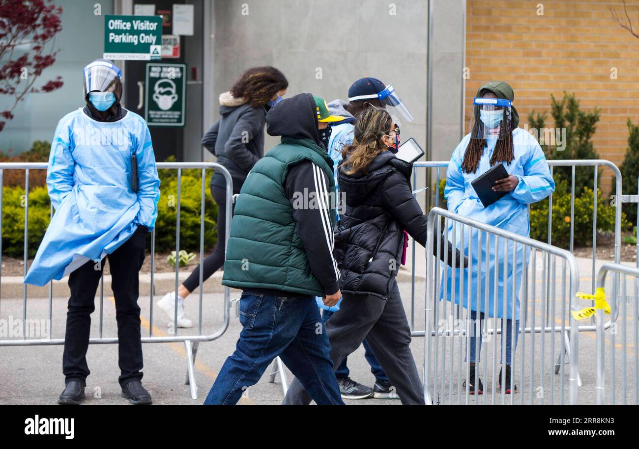 210511 -- TORONTO, 11 maggio 2021 -- le persone che indossano maschere arrivano in una clinica di vaccinazione a Toronto, Ontario, Canada, l'11 maggio 2021. Ontario, la provincia più popolosa del Canada, ha annunciato martedì che interromperà la somministrazione delle prime dosi del vaccino AstraZeneca-Oxford COVID-19, in vigore martedì, a causa di un aumento delle segnalazioni di coaguli di sangue. Foto di /Xinhua CANADA-ONTARIO-COVID-19-ASTRAZENECA VACCINE-STOPPING ZouxZheng PUBLICATIONxNOTxINxCHN Foto Stock