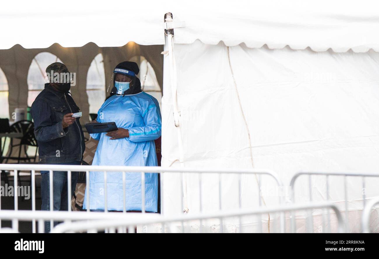 210511 -- TORONTO, 11 maggio 2021 -- Un medico controlla le informazioni di un uomo in una clinica di vaccinazione a Toronto, Ontario, Canada, l'11 maggio 2021. Ontario, la provincia più popolosa del Canada, ha annunciato martedì che interromperà la somministrazione delle prime dosi del vaccino AstraZeneca-Oxford COVID-19, in vigore martedì, a causa di un aumento delle segnalazioni di coaguli di sangue. Foto di /Xinhua CANADA-ONTARIO-COVID-19-ASTRAZENECA VACCINE-STOPPING ZouxZheng PUBLICATIONxNOTxINxCHN Foto Stock