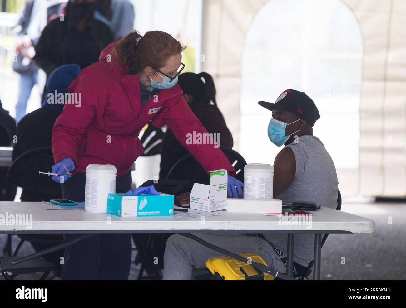 210511 -- TORONTO, 11 maggio 2021 -- Un medico si prepara ad somministrare il vaccino COVID-19 a un uomo in una clinica di vaccinazione a Toronto, Ontario, Canada, l'11 maggio 2021. Ontario, la provincia più popolosa del Canada, ha annunciato martedì che interromperà la somministrazione delle prime dosi del vaccino AstraZeneca-Oxford COVID-19, in vigore martedì, a causa di un aumento delle segnalazioni di coaguli di sangue. Foto di /Xinhua CANADA-ONTARIO-COVID-19-ASTRAZENECA VACCINE-STOPPING ZouxZheng PUBLICATIONxNOTxINxCHN Foto Stock