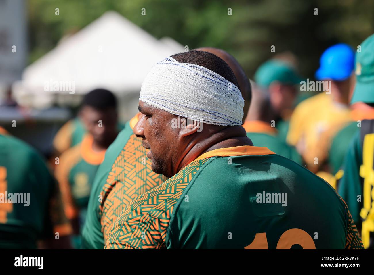 Sarlat, Francia. 4 settembre 2023. La Coppa del mondo di rugby 2023 dei parlamentari in Francia. Partita Irlanda - Sud Africa. La squadra parlamentare irlandese (in bianco) ha vinto la partita contro la squadra parlamentare sudafricana (in verde) nella calura e in un'atmosfera amichevole a Sarlat in Dordogna. Foto di Hugo Martin Alamy Live News. Foto Stock