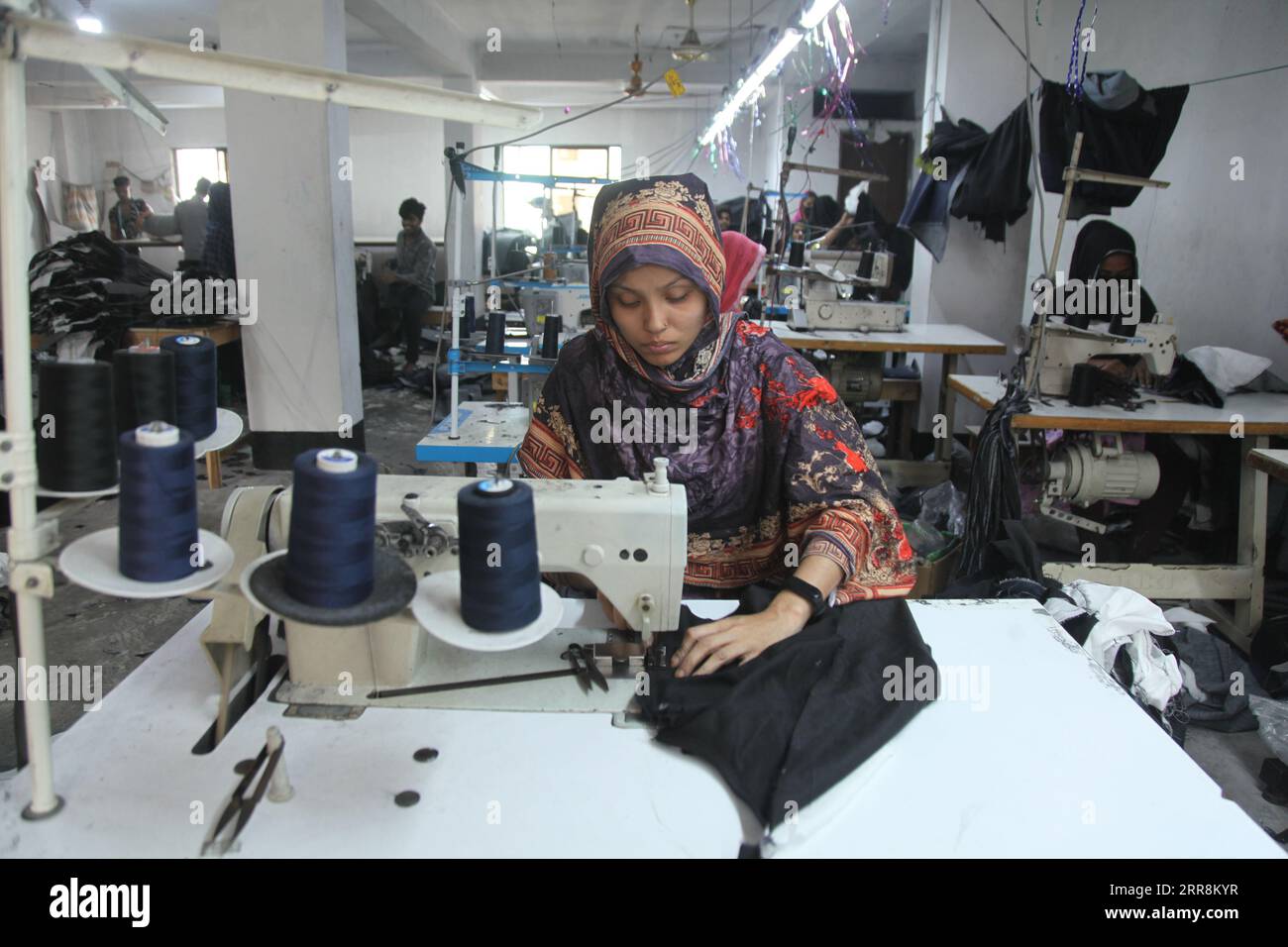 Dhaka, Bangladesh 03 marzo 2023. I lavoratori dell'abbigliamento lavorano in fabbrica. Nazmul islam/alamy notizie in diretta. Foto Stock