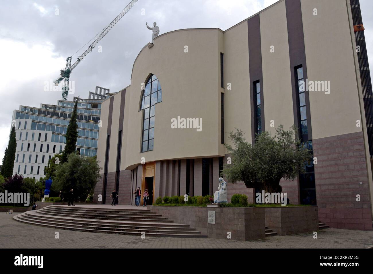 La cattedrale cattolica di Shën Pali, con la nuova costruzione incontrò l'edificio di Tirana sullo sfondo, Tirana, Albania Foto Stock