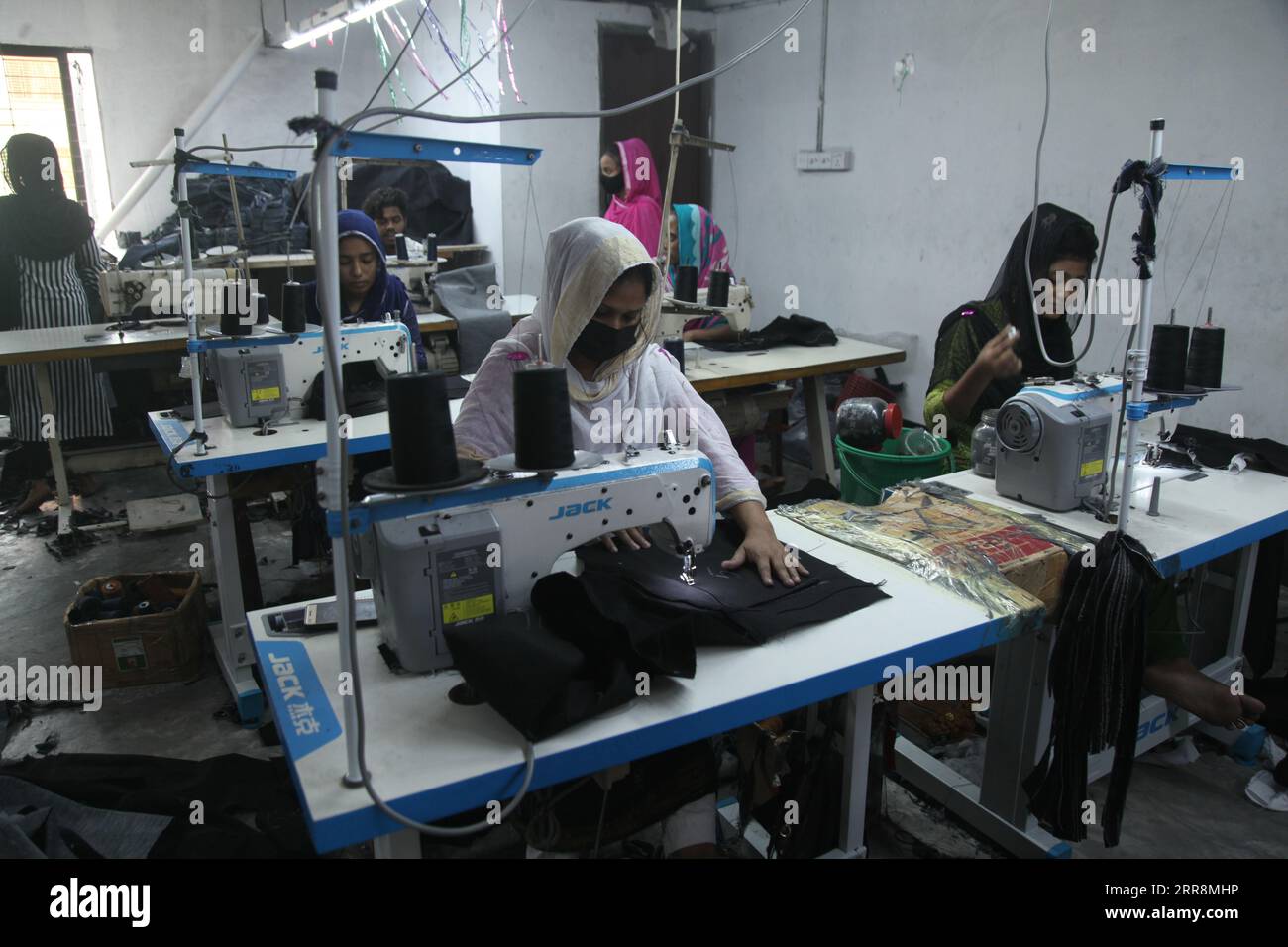 Dhaka, Bangladesh 03 marzo 2023. I lavoratori dell'abbigliamento lavorano in fabbrica. Nazmul islam/alamy notizie in diretta. Foto Stock