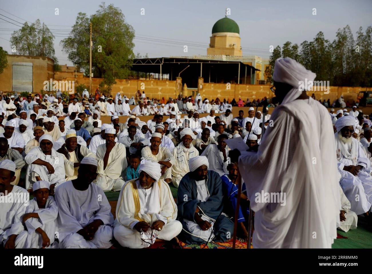 210513 -- KHARTOUM, 13 maggio 2021 -- la gente esegue la preghiera Eid al-Fitr a Khartoum, capitale del Sudan, il 13 maggio 2021. SUDAN-KHARTOUM-EID AL-FITR-PREGHIERA MOHAMEDXKHIDIR PUBLICATIONXNOTXINXCHN Foto Stock