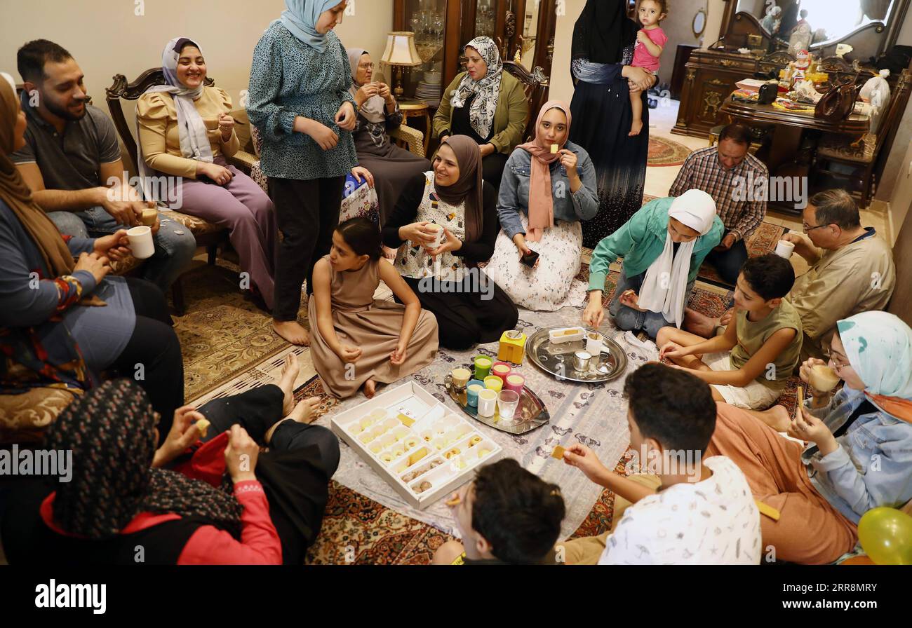210513 -- CAIRO, 13 maggio 2021 -- i membri di una famiglia egiziana celebrano l'Eid al-Fitr a casa in mezzo alla pandemia di COVID-19 al Cairo, Egitto, 13 maggio 2021. Molti egiziani scelgono di celebrare l'Eid al-Fitr a casa poiché i casi di COVID-19 nel paese hanno continuato a crescere. EGITTO-CAIRO-EID AL-FITR-CELEBRATION AHMEDXGOMAA PUBLICATIONXNOTXINXCHN Foto Stock
